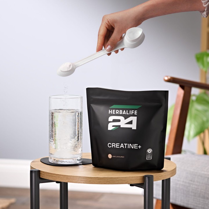 li-woman-making-glass-of-herbalife24-creatine.jpg