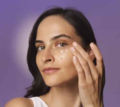 li-person-with-herbalife-skin-nourishing-eye-cream.webp
