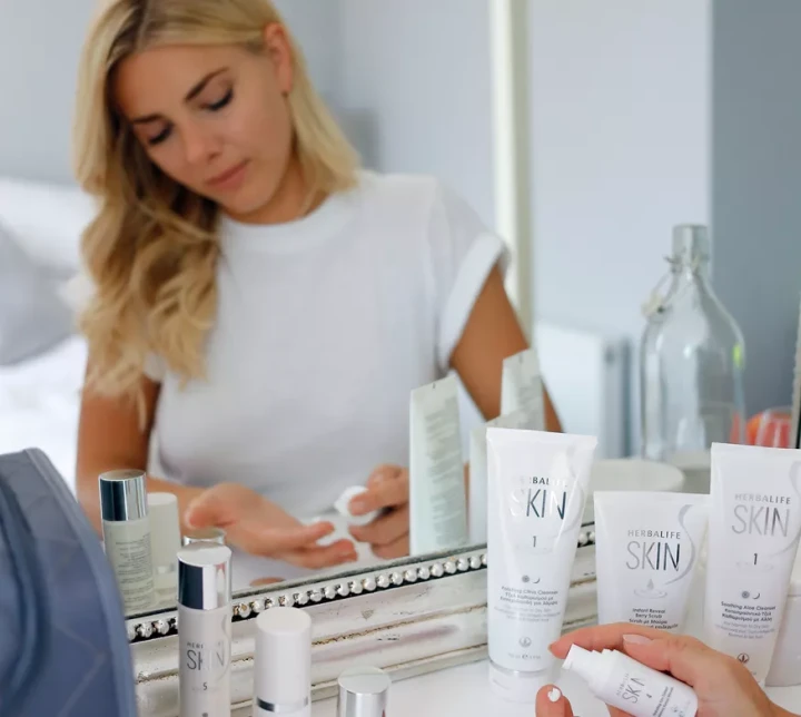li-woman-mirror-skin-products.webp